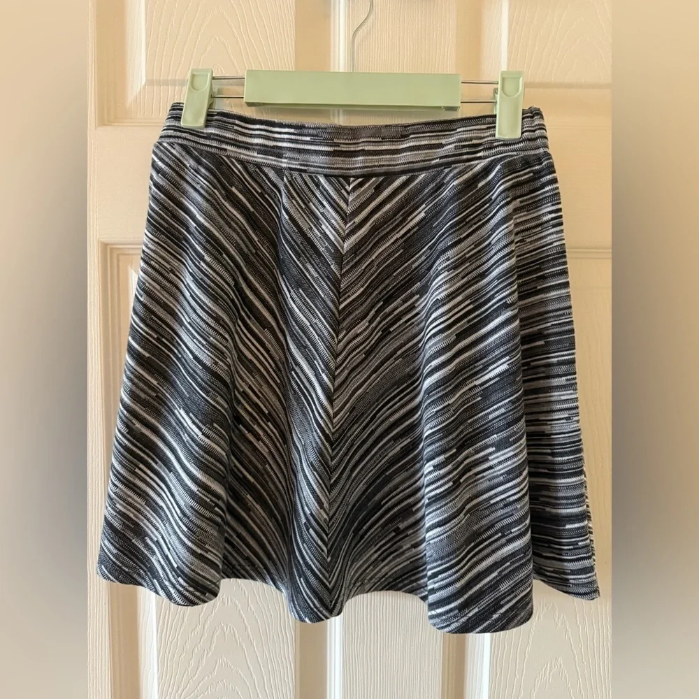 Joe B skirt • NWT • Women’s medium - Picture 2 of 7